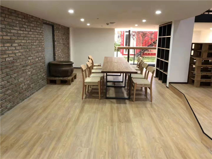 健身房器械区地板